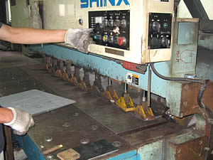 シンクスVX-1000にて開先加工作業中です。