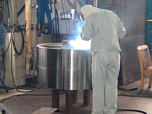 機械製缶作業中です。